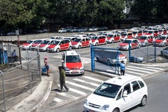 La gente nel parcheggio del taxi sull'aeroporto di Congonhas Fotografia Stock Libera da Diritti La gente nel parcheggio del taxi sull'aeroporto di Congonhas Fotografia Stock Libera da Diritti