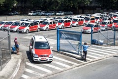 La gente nel parcheggio del taxi sull'aeroporto di Congonhas Fotografie Stock Libere da Diritti La gente nel parcheggio del taxi sull'aeroporto di Congonhas Fotografie Stock Libere da Diritti