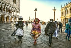 La gente nelle maschere e costumi su carnival-06 veneziano 02 Venezia 2016 immagine stock libera da diritti La gente nelle maschere e costumi su carnival-06 veneziano 02 Venezia 2016 immagine stock libera da diritti