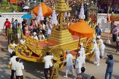 La gente partecipa alla processione religiosa durante le celebrazioni di Phi Mai Lao New Year in Luang Prabang, Laos immagini stock La gente partecipa alla processione religiosa durante le celebrazioni di Phi Mai Lao New Year in Luang Prabang, Laos immagini stock