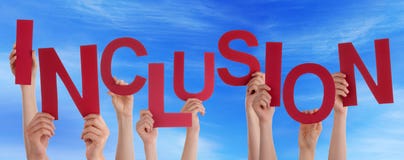 La gente passa la tenuta del cielo blu rosso dell'inclusione di parola immagine stock libera da diritti La gente passa la tenuta del cielo blu rosso dell'inclusione di parola immagine stock libera da diritti