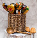 La gente rusa pintó las cucharas de madera en un florero fotografía de archivo libre de regalías La gente rusa pintó las cucharas de madera en un florero fotografía de archivo libre de regalías