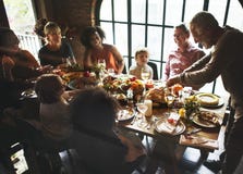 La gente sta celebrando il giorno di ringraziamento immagini stock libere da diritti La gente sta celebrando il giorno di ringraziamento immagini stock libere da diritti