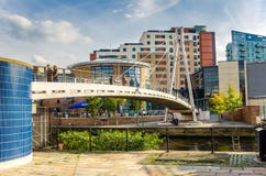 La gente su una passerella moderna a Leeds immagine stock libera da diritti La gente su una passerella moderna a Leeds immagine stock libera da diritti
