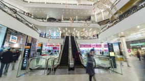 La gente va giù e sale la scala mobile alla plaza Shymkent del centro commerciale 4K TimeLapse - gennaio 2017, Shymkent, il Kazak archivi video La gente va giù e sale la scala mobile alla plaza Shymkent del centro commerciale 4K TimeLapse - gennaio 2017, Shymkent, il Kazak archivi video