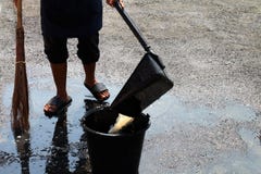 La gente è l'acqua sporca ampia alle vie a terra, pavimento più pulito, cameriera, governante, casalinga, domestica, domestica immagine stock La gente è l'acqua sporca ampia alle vie a terra, pavimento più pulito, cameriera, governante, casalinga, domestica, domestica immagine stock