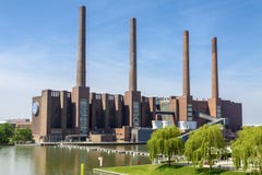 La Germania, Wolfsburg, 05 06 2011 Tubi della fabbrica della pianta di Volkswagen in Germania, Wolfsburg immagine stock libera da diritti La Germania, Wolfsburg, 05 06 2011 Tubi della fabbrica della pianta di Volkswagen in Germania, Wolfsburg immagine stock libera da diritti