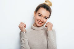 La giovane bella donna allegra con il panino adorabile dei capelli di sorriso che posa sul bianco ha isolato il fondo sorridere l immagini stock La giovane bella donna allegra con il panino adorabile dei capelli di sorriso che posa sul bianco ha isolato il fondo sorridere l immagini stock
