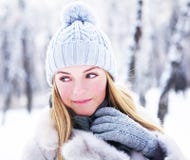 La giovane, bella ragazza, è fotografata nell'inverno freddo in parco fotografia stock La giovane, bella ragazza, è fotografata nell'inverno freddo in parco fotografia stock