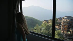 La giovane donna attraente apre le tende video d archivio La giovane donna attraente apre le tende video d archivio