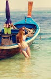 La giovane donna in bikini fotografia stock libera da diritti La giovane donna in bikini fotografia stock libera da diritti