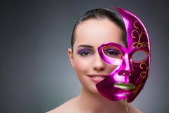 La giovane donna con la maschera di carnevale fotografia stock libera da diritti La giovane donna con la maschera di carnevale fotografia stock libera da diritti