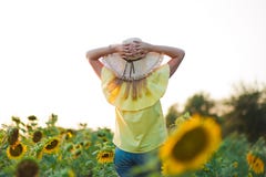 La giovane donna di modo con un sole fiorisce e negli shorts alla moda delle blue jeans e del cappello fotografie stock libere da diritti La giovane donna di modo con un sole fiorisce e negli shorts alla moda delle blue jeans e del cappello fotografie stock libere da diritti