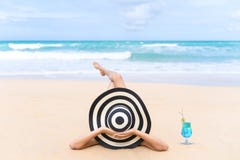 La giovane donna di modo si rilassa sulla spiaggia Stile di vita felice dell'isola immagine stock La giovane donna di modo si rilassa sulla spiaggia Stile di vita felice dell'isola immagine stock