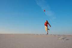 La giovane donna felice, bionda balla nel deserto immagini stock La giovane donna felice, bionda balla nel deserto immagini stock