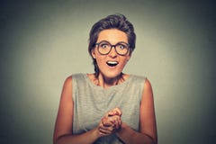 La giovane donna felice che sembra eccitata sorpreso nell'incredulità completa è me? immagine stock libera da diritti La giovane donna felice che sembra eccitata sorpreso nell'incredulità completa è me? immagine stock libera da diritti