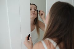 La giovane donna graziosa sta finendola per comporre immagini stock La giovane donna graziosa sta finendola per comporre immagini stock