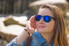 La giovane donna, occhiali da sole, disprezza il sorriso fotografia stock libera da diritti La giovane donna, occhiali da sole, disprezza il sorriso fotografia stock libera da diritti
