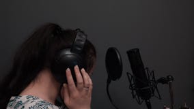 La giovane ragazza attraente con capelli scuri lunghi è musica d'ascolto in cuffie Il ritratto della donna caucasica è registrazi archivi video La giovane ragazza attraente con capelli scuri lunghi è musica d'ascolto in cuffie Il ritratto della donna caucasica è registrazi archivi video