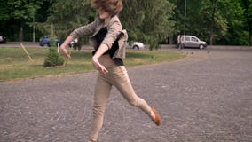 La giovane ragazza attraente sta ballando di giorno, di estate, agente con le mani, concetto del movimento video d archivio La giovane ragazza attraente sta ballando di giorno, di estate, agente con le mani, concetto del movimento video d archivio