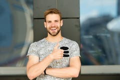 La gradico Uomo felice che gesturing come nello stile casuale Uomo bello che sorride e che dà come il gesto di mano Se lo gradite fotografia stock La gradico Uomo felice che gesturing come nello stile casuale Uomo bello che sorride e che dà come il gesto di mano Se lo gradite fotografia stock