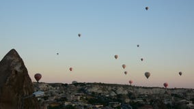 La gran atracción turística de Cappadocia - hinche el vuelo casquillo Colina, belleza La gran atracción turística de Cappadocia - hinche el vuelo casquillo Colina, belleza