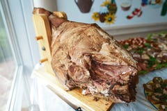 La grande gamba dell'arrosto del maiale sul legno della tavola Immagine autentica di stile di vita Concetto di approvvigionamento fotografia stock libera da diritti La grande gamba dell'arrosto del maiale sul legno della tavola Immagine autentica di stile di vita Concetto di approvvigionamento fotografia stock libera da diritti