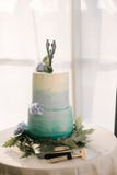 La grande torta nunziale bianca con frutta ? sulla tavola immagine stock La grande torta nunziale bianca con frutta ? sulla tavola immagine stock