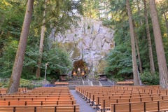 La grotte, est un tombeau et un sanctuaire extérieurs catholiques situés dans le secteur de Madison South de Portland, Orégon, Et photographie stock La grotte, est un tombeau et un sanctuaire extérieurs catholiques situés dans le secteur de Madison South de Portland, Orégon, Et photographie stock