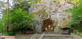 La gruta, es una capilla y un santuario al aire libre católicos situados en el distrito de Madison South de Portland, Oregon, Est fotos de archivo La gruta, es una capilla y un santuario al aire libre católicos situados en el distrito de Madison South de Portland, Oregon, Est fotos de archivo