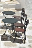 La Grèce, l'île de l'IOS, tables de taverna et chaises photographie stock La Grèce, l'île de l'IOS, tables de taverna et chaises photographie stock