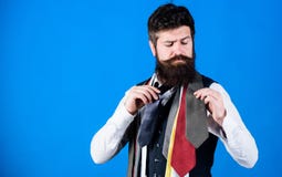 La guía de los caballeros Cómo elegir el lazo derecho Estilo clásico Cómo hacer juego la corbata con la camisa y el traje Inconfo imagenes de archivo La guía de los caballeros Cómo elegir el lazo derecho Estilo clásico Cómo hacer juego la corbata con la camisa y el traje Inconfo imagenes de archivo