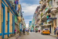 LA HABANA, CUBA - 4 DE DICIEMBRE DE 2015: Escena urbana con el colonial colorido b fotografía de archivo libre de regalías LA HABANA, CUBA - 4 DE DICIEMBRE DE 2015: Escena urbana con el colonial colorido b fotografía de archivo libre de regalías