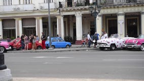 LA HABANA, CUBA - 20 DE OCTUBRE DE 2017: Havana Old Town Traffic y arquitectura almacen de video LA HABANA, CUBA - 20 DE OCTUBRE DE 2017: Havana Old Town Traffic y arquitectura almacen de video