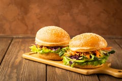 La hamburguesa del Veggie hizo de los bollos frescos del sésamo y de los brotes crudos del verdura y jovenes en un fondo rústico fotos de archivo libres de regalías La hamburguesa del Veggie hizo de los bollos frescos del sésamo y de los brotes crudos del verdura y jovenes en un fondo rústico fotos de archivo libres de regalías