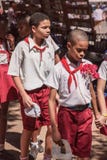 La Havane, Cuba - septembre 2018 : Le groupe d'élèves dans l'uniforme, deux garçons allant ensemble sur l'avant photo stock La Havane, Cuba - septembre 2018 : Le groupe d'élèves dans l'uniforme, deux garçons allant ensemble sur l'avant photo stock