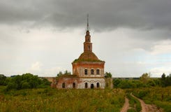 La iglesia arruinada vieja del ladrillo rojo Ciudad Suzdal de Rusia foto de archivo La iglesia arruinada vieja del ladrillo rojo Ciudad Suzdal de Rusia foto de archivo