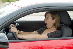 La jeune belle femme de nouveau conducteur novice femelle effrayée et a soumis à une contrainte tout en conduisant la voiture dan photos stock La jeune belle femme de nouveau conducteur novice femelle effrayée et a soumis à une contrainte tout en conduisant la voiture dan photos stock