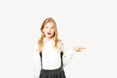 La jeune belle fille de modèle d'adolescent posant au-dessus du blanc a isolé le fond montrant des expressions du visage émotives photos stock La jeune belle fille de modèle d'adolescent posant au-dessus du blanc a isolé le fond montrant des expressions du visage émotives photos stock