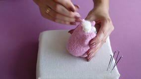 La jeune femme caucasienne de plan rapproché remet faire à laine le cours sec de feutrage clips vidéos La jeune femme caucasienne de plan rapproché remet faire à laine le cours sec de feutrage clips vidéos