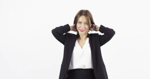 La jeune femme d'affaires met dessus une veste noire, redresse des cheveux et le sourire regardant l'appareil-photo banque de vidéos La jeune femme d'affaires met dessus une veste noire, redresse des cheveux et le sourire regardant l'appareil-photo banque de vidéos
