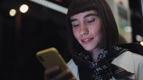 La jeune femme de hippie à l'aide du smartphone se reposant dans le transport en commun, steadicam a tiré Mouvement lent La ville clips vidéos La jeune femme de hippie à l'aide du smartphone se reposant dans le transport en commun, steadicam a tiré Mouvement lent La ville clips vidéos