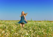 La jeune femme heureuse dans le domaine des camomiles photos libres de droits La jeune femme heureuse dans le domaine des camomiles photos libres de droits