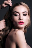 La jeune femme magnifique avec les cheveux blonds, faisant composent photo libre de droits La jeune femme magnifique avec les cheveux blonds, faisant composent photo libre de droits
