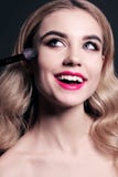 La jeune femme magnifique avec les cheveux blonds, faisant composent images libres de droits La jeune femme magnifique avec les cheveux blonds, faisant composent images libres de droits