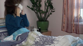 La jeune femme malheureuse malade de grippe se situe dans le lit Docteur appelant féminin banque de vidéos La jeune femme malheureuse malade de grippe se situe dans le lit Docteur appelant féminin banque de vidéos