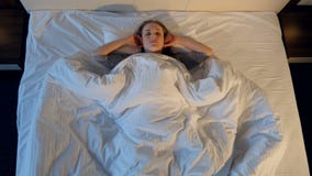 La jeune femme souffrant du bruit Portrait 4K clips vidéos La jeune femme souffrant du bruit Portrait 4K clips vidéos