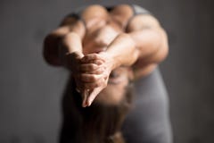 La jeune femme sportive faisant l'exercice de chameau, se ferment vers le haut de la vue images stock La jeune femme sportive faisant l'exercice de chameau, se ferment vers le haut de la vue images stock