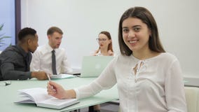 La jeune femme écrit penser à l'avenir alors, se reposant dans le bureau moderne banque de vidéos La jeune femme écrit penser à l'avenir alors, se reposant dans le bureau moderne banque de vidéos