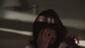 La jeune fille caucasienne assoupie mignonne de brune s'assied sur le lit et et les cheveux de caresse banque de vidéos La jeune fille caucasienne assoupie mignonne de brune s'assied sur le lit et et les cheveux de caresse banque de vidéos